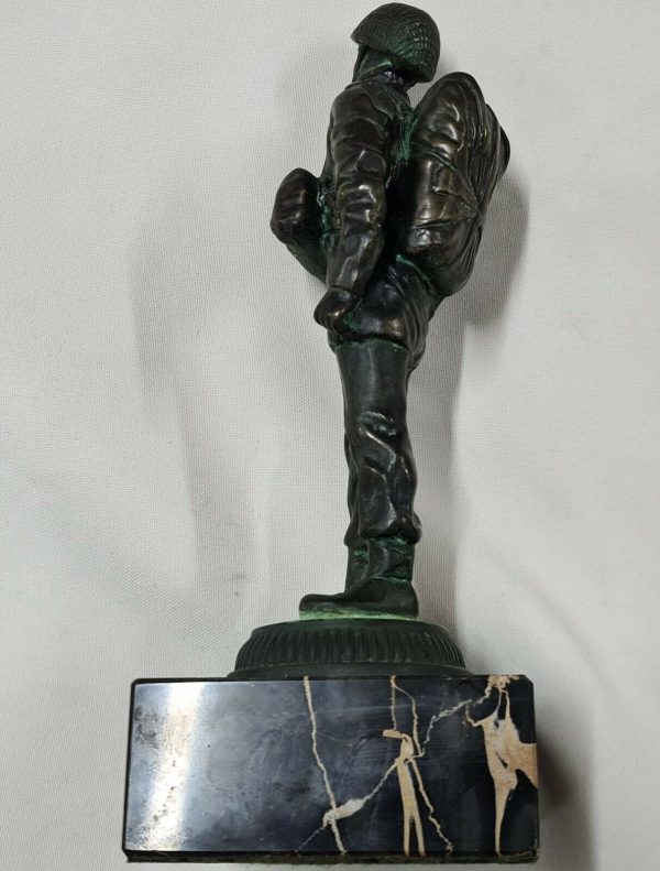 POST WW2 ERA BRITISH ARMY BRONZE PARATROOPER ON MARBLE STATUE - Image 6