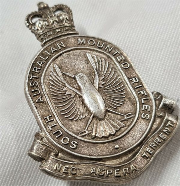 POST WW2 VINTAGE 1953-60 AUSTRALIAN ARMY SA MOUNTED RIFLES UNIFORM CAP BADGE CMF