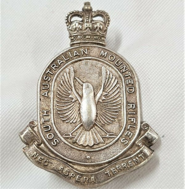 POST WW2 VINTAGE 1953-60 AUSTRALIAN ARMY SA MOUNTED RIFLES UNIFORM CAP BADGE CMF - Image 3