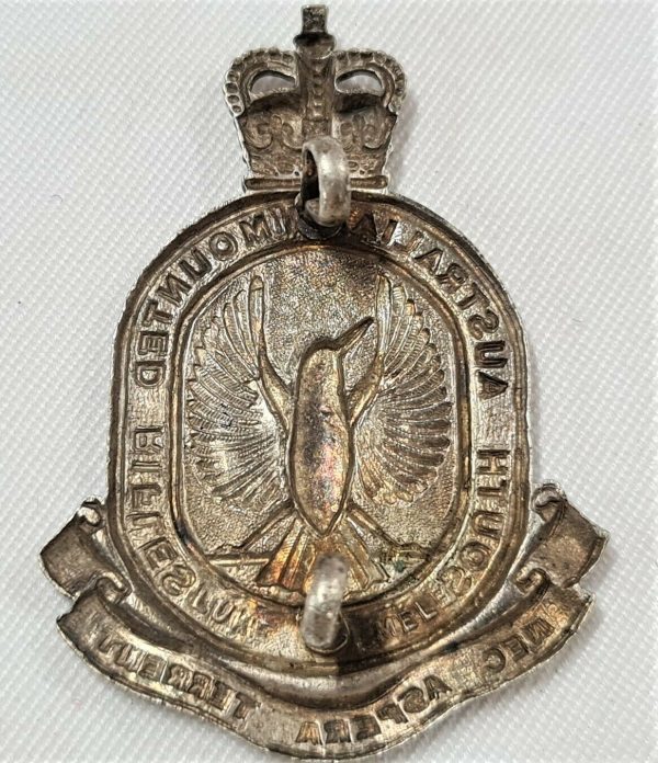 POST WW2 VINTAGE 1953-60 AUSTRALIAN ARMY SA MOUNTED RIFLES UNIFORM CAP BADGE CMF - Image 2