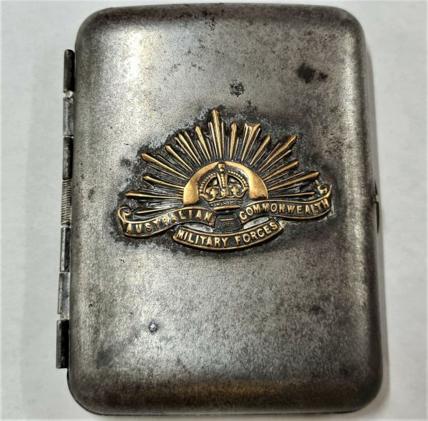 WW1 OR WW2 VINTAGE AUSTRALIAN ARMY CIGARETTE CASE WITH RISING SUN BADGE AIF