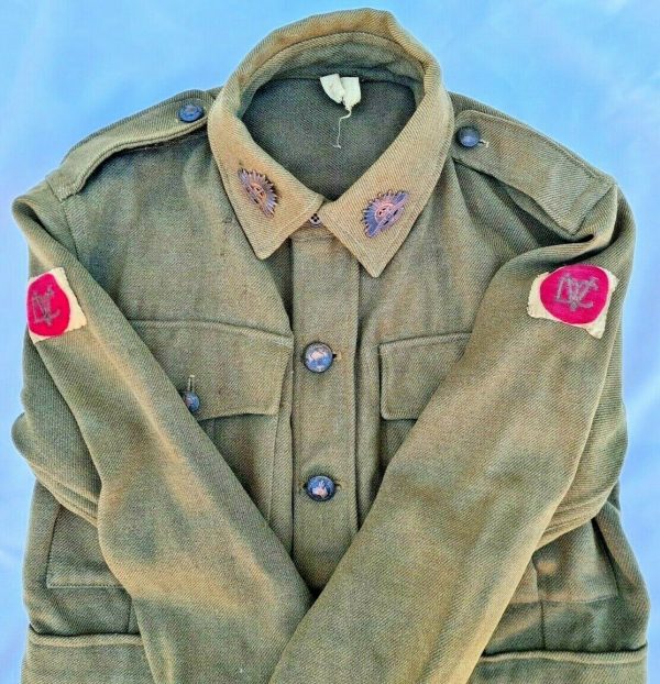 *NAMED WW2 AUSTRALIAN VOLUNTEER DEFENCE CORPS WOOL UNIFORM SERVICE JACKET BADGES