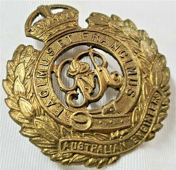 WW2 VINTAGE AUSTRALIAN ARMY ENGINEERS RAE 1930-42 UNIFORM CAP BADGE AIF