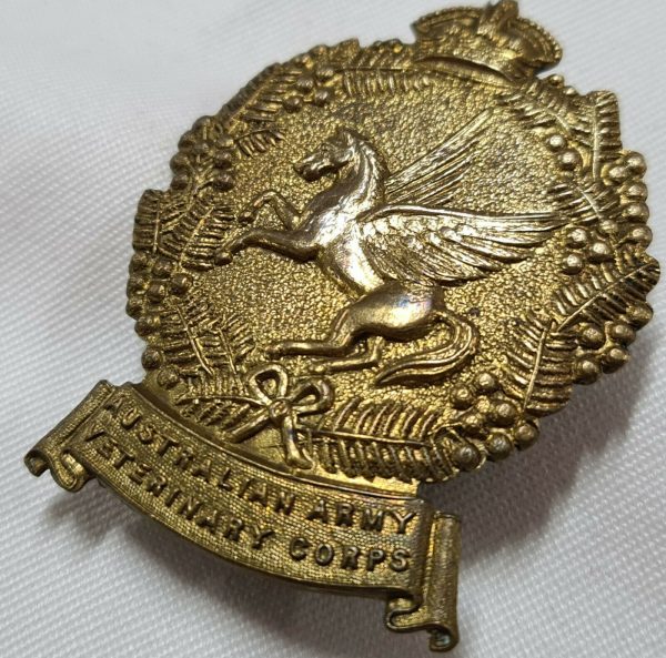 WW2 VINTAGE AUSTRALIAN ARMY VETERINARY CORPS AAVC 1930-42 UNIFORM CAP BADGE AIF