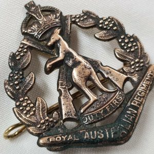 1948-1953 KOREAN WAR ARMY ROYAL AUSTRALIAN REGIMENT UNIFORM BADGE POST WW2