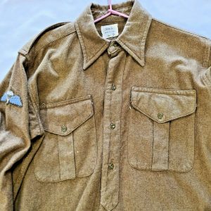 1951 DATED BRITISH ARMY UNIFORM UNDERSHIRT WITH PARACHUTE BADGE POST WW2