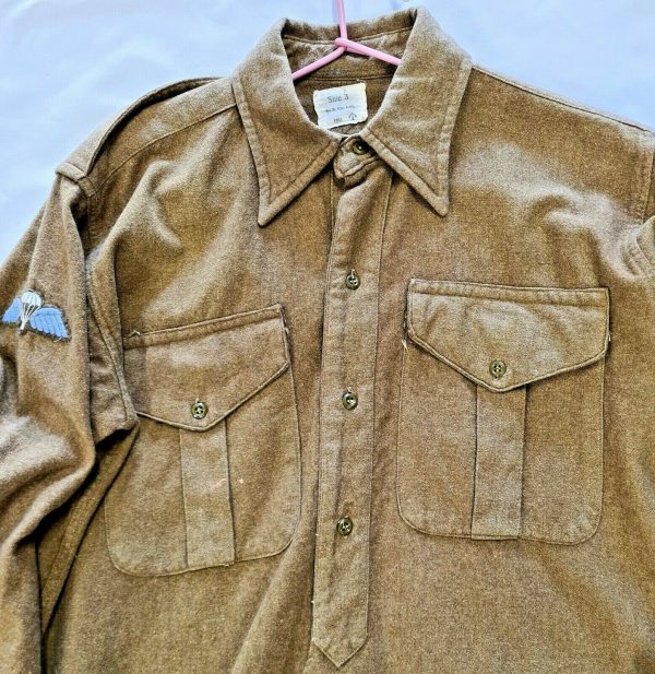 1951 DATED BRITISH ARMY UNIFORM UNDERSHIRT WITH PARACHUTE BADGE POST WW2