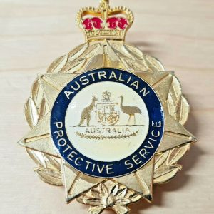 POST WW2 ERA OBSOLETE AUSTRALIAN PROTECTIVE SERVICE HAT UNIFORM BADGE