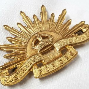 POST WW2 KOREAN WAR ERA AUSTRALIAN ARMY RISING SUN UNIFORM CAP BADGE AIF STOKES