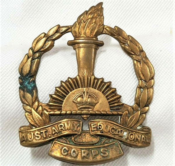 POST WW2 VINTAGE 1948-53 AUSTRALIAN ARMY EDUCATION CORPS UNIFORM CAP BADGE CMF