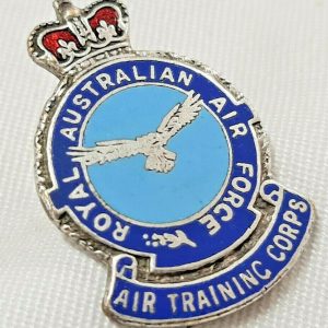 POST WW2 VINTAGE ROYAL AUSTRALIAN AIR FORCE AIR TRAINING CORPS UNIFORM CAP BADGE