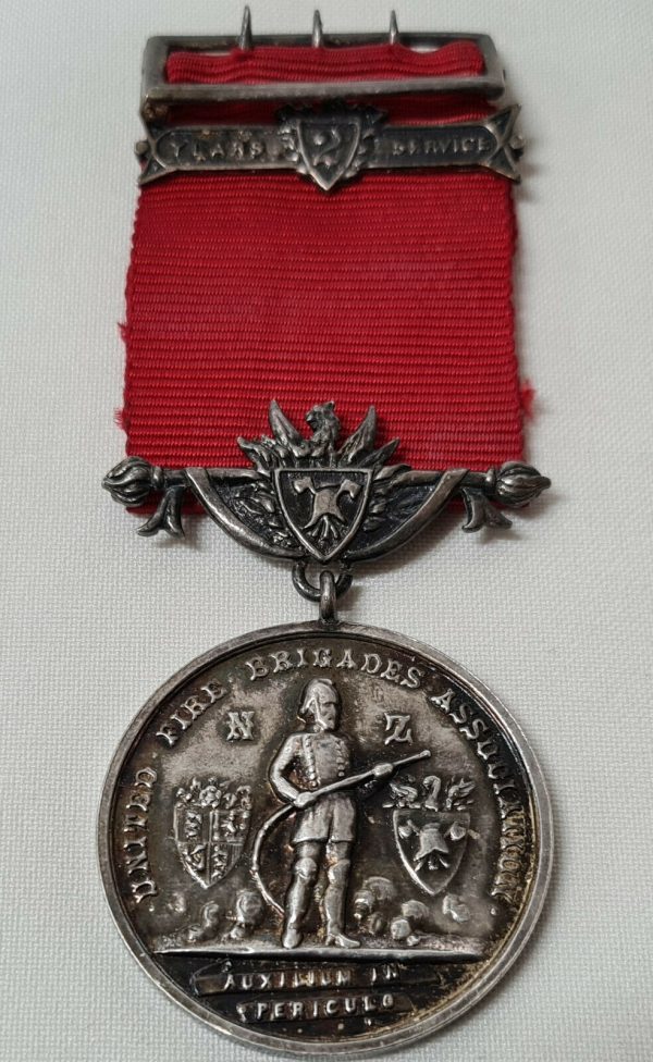 RARE NEW ZEALAND UNITED FIRE BRIGADES ASSOCIATION LONG SERVICE MEDAL TITAHI BAY - Image 2