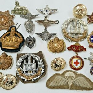 VINTAGE POST WW2 BRITISH ARMY PARACHUTE REGIMENT UNIFORM BADGES, MEDAL LOT