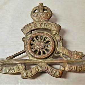 WW1 WW2 VINTAGE CEYLON ARTILLERY UNIFORM CAP BADGE