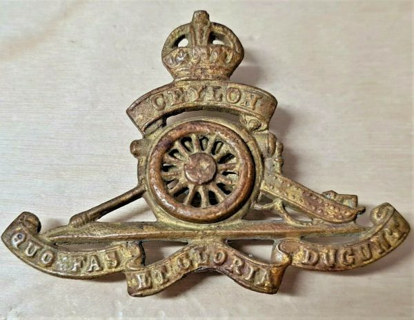 WW1 WW2 VINTAGE CEYLON ARTILLERY UNIFORM CAP BADGE