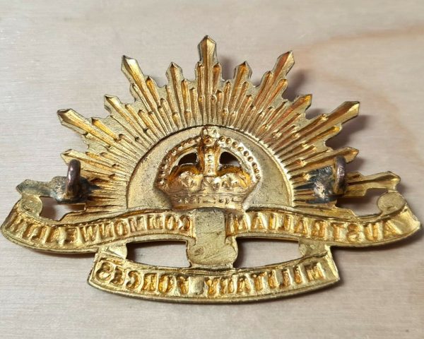 WW2 VINTAGE AUSTRALIAN ARMY 19TH LIGHT HORSE 1930-42 UNIFORM CAP BADGE AIF
