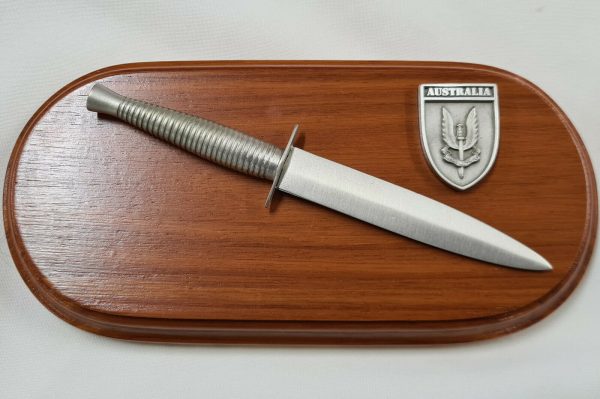 AUSTRALIAN ARMY SPECIAL AIR SERVICE REGIMENT DAGGER & BADGE DESK PLAQUE