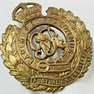 WW2 VINTAGE AUSTRALIAN ARMY ENGINEERS RAE 1930-42 UNIFORM CAP BADGE AIF