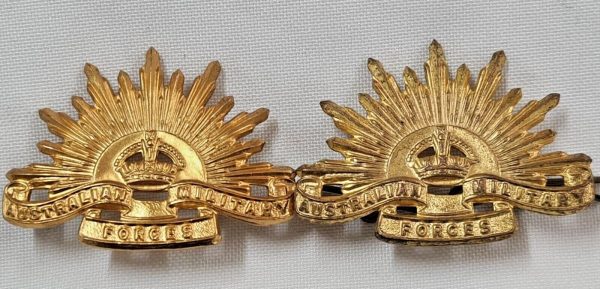 POST WW2 KOREAN WAR ERA AUSTRALIAN ARMY RISING SUN UNIFORM COLLAR BADGE AIF LUKE - Image 3