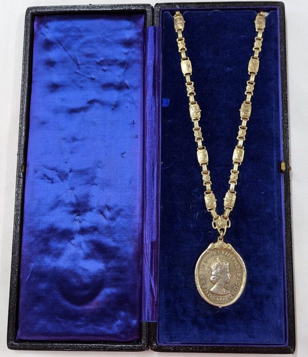 Rare British Queen’s Medal for Native Chiefs, E.II.R., 1st Class in case issue - Image 2