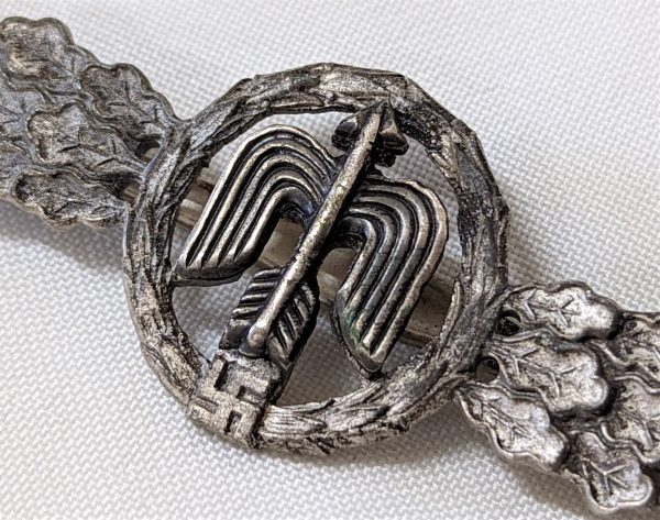 WW2 German Luftwaffe Squadron Clasp for Short Range Night Fighter Pilots in Silver by F.W. Assmann and Söhne