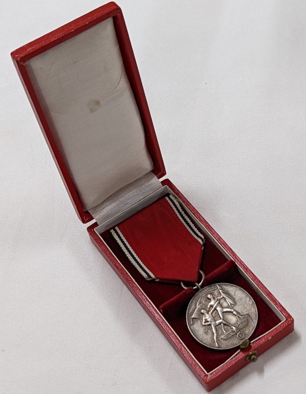 WW2 CASED GERMAN ANSCHLUSS OF AUSTRIA COMMEMORATIVE MEDAL OF MARCH 13TH 1938 - Image 3