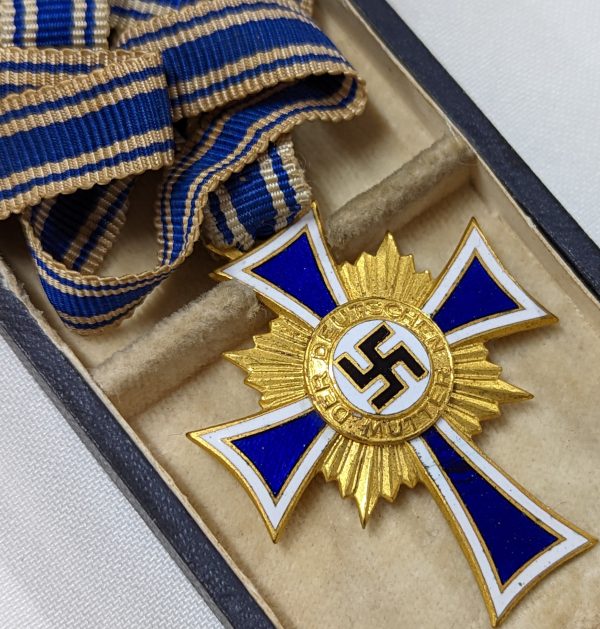 WW2 NAZI GERMANY MOTHERS CROSS IN GOLD WITH PRESENTATION CASE BY W. PALA, GABLONZ - Image 3