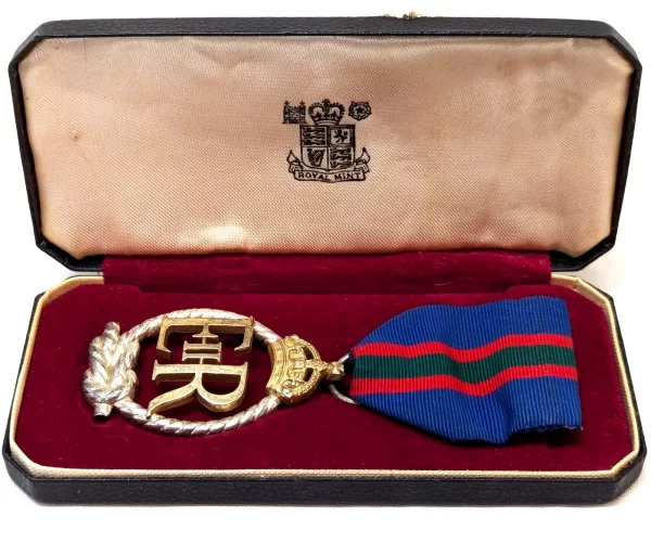 Royal Naval Reserve Decoration (E.II.R.) reverse dated 1967 in case