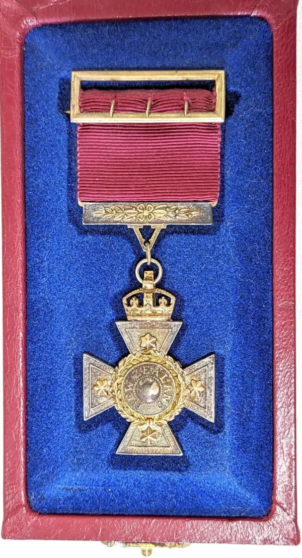 Rare cased replica New Zealand Cross (1869) 1956 produced limited edition medal - Image 4