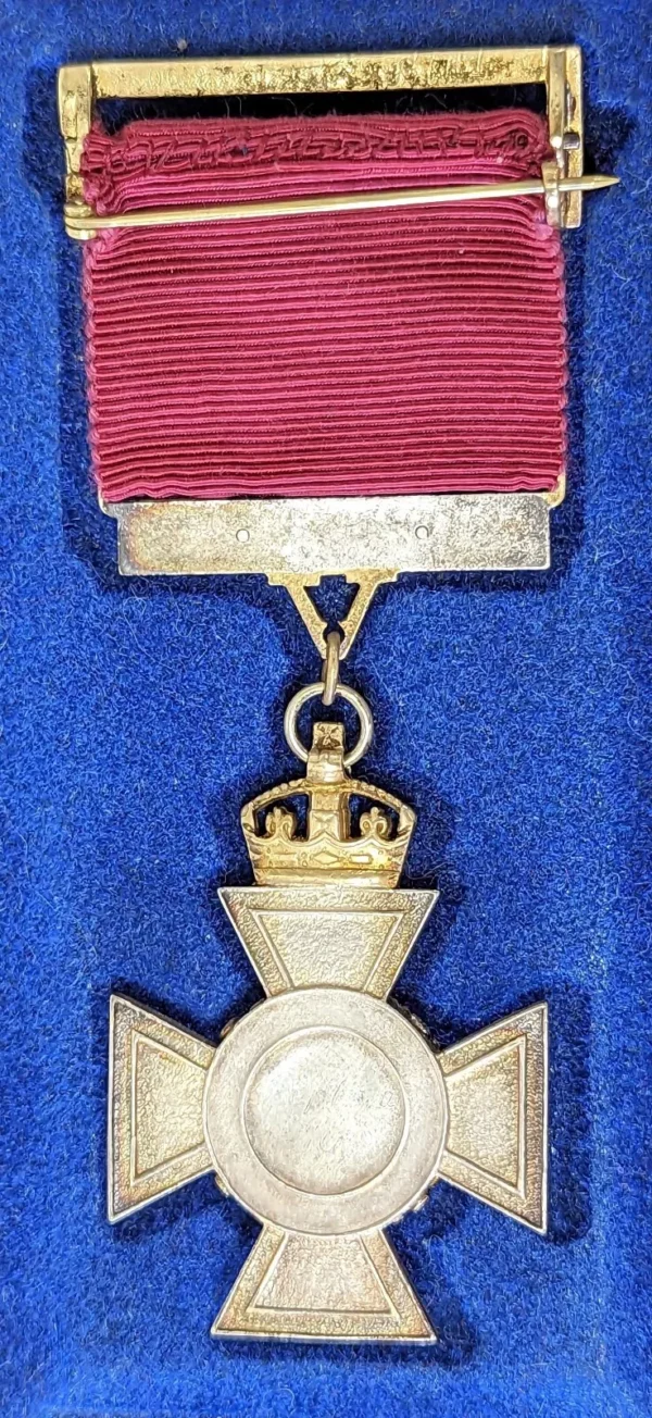 Rare cased replica New Zealand Cross (1869) 1956 produced limited edition medal - Image 6