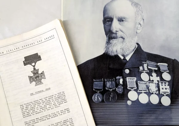 Rare cased replica New Zealand Cross (1869) 1956 produced limited edition medal - Image 11