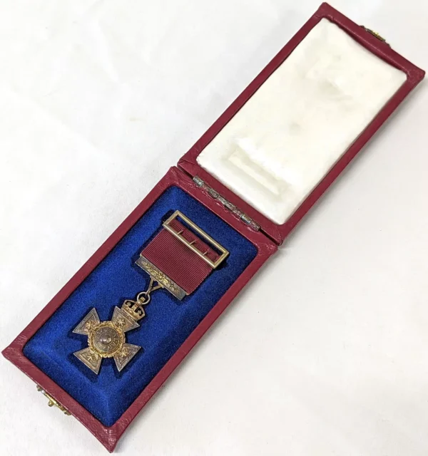 Rare cased replica New Zealand Cross (1869) 1956 produced limited edition medal - Image 2