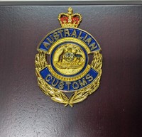1980's era obsolete Australian Customs presentation wooden plaque with badge